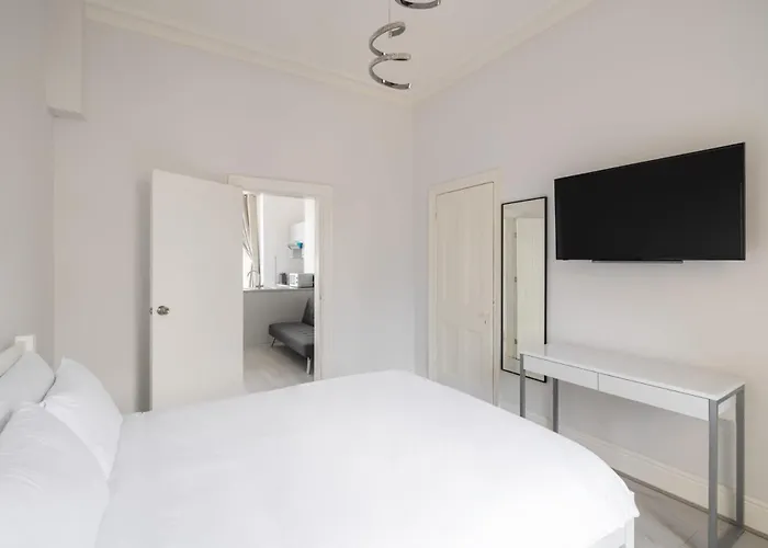 Host & - Aberdeen Walk *