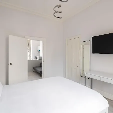 Host & - Aberdeen Walk *